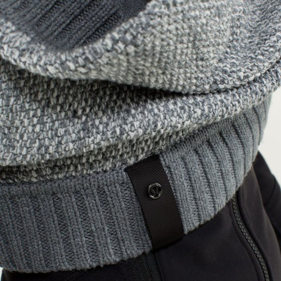 LULULEMON Cozy Yogi Infinity Scarf Wrap in Heathered Medium Grey / Angel Wing OS - Picture 2 of 10